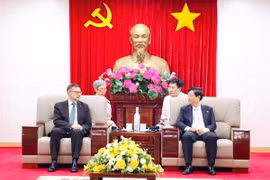 Chủ tịch UBND tỉnh Bình Dương Võ Văn Minh làm việc với Đại sứ Australia Andrew Goledzinowski. (Ảnh: Dương Chí Tưởng/TTXVN)