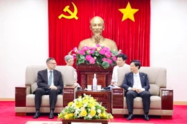 Chủ tịch UBND tỉnh Bình Dương Võ Văn Minh làm việc với Đại sứ Australia Andrew Goledzinowski. (Ảnh: Dương Chí Tưởng/TTXVN)