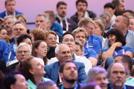 Chủ tịch Samsung Electronics Lee Jae-yong (áo trắng, giữa) đang xem cuộc thi Đấu kiếm nam trong Thế vận hội Olympic Paris 2024 tại Grand Palais ở Paris ngày 27/7. (Nguồn: Yonhap)