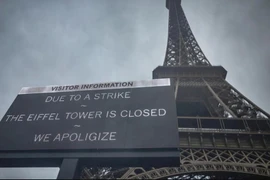 Nhân viên làm việc tại tháp Eiffel đình công từ ngày 19/2/ (Ảnh: AFP)