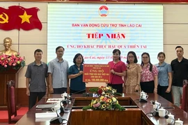 Ban Vận động cứu trợ tỉnh Lào Cai tiếp nhận ủng hộ từ các cơ quan, đơn vị. (Ảnh: Hương Thu/TTXVN)