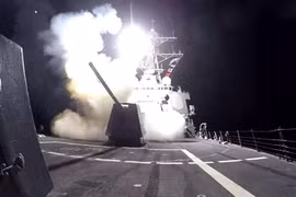 Một tên lửa tấn công mặt đất Tomahawk (TLAM) được phóng từ tàu khu trục hạm tên lửa dẫn đường lớp Arleigh Burke của Hải quân Hoa Kỳ USS Gravely nhằm vào các mục tiêu mà quân đội Hoa Kỳ mô tả là mục tiêu quân sự của Houthi ở Yemen, ngày 3 tháng 2 năm 2024. (Nguồn: Reuters)