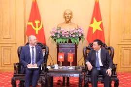 GS-TS Nguyễn Xuân Thắng tiếp Ngài Thomas Gass, Đại sứ đặc mệnh toàn quyền Thụy Sỹ tại Việt Nam. (Ảnh: Văn Điệp/TTXVN)
