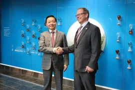 Ông Anders Lindberg, Phó Chủ tịch Cấp cao của tập đoàn Wärtsilä đón Phó Thủ tướng Trần Hồng Hà tới thăm làm việc. (Ảnh: Hương Giang/TTXVN)