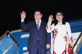 Thủ tướng Phạm Minh Chính và Phu nhân lên đường tham dự Hội nghị thường niên lần thứ 54 của Diễn đàn Kinh tế Thế giới tại Davos, Thuỵ Sĩ và thăm chính thức Hungary, Romania. (Ảnh: Dương Giang/TTXVN)