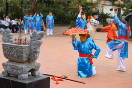 Múa Xuân Phả còn có tên gọi "Ngũ quốc lân bang đồ cống tiến" là tổ hợp của 5 trò diễn mô tả cảnh năm phương đến chầu, trình diễn những tiết mục đặc sắc nhất chúc mừng Hoàng đế nước Việt xưa. (Ảnh: Thanh Tùng/TTXVN)