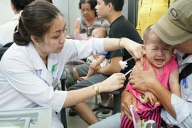 Tiêm vaccine cho trẻ tại Viện Pasteur Thành phố Hồ Chí Minh. (Ảnh: Phương Vy/TTXVN)