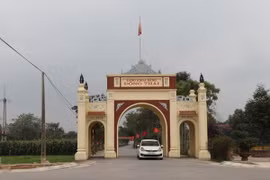 Đường vào làng khoa bảng Đông Thái (xã Tùng Ảnh, huyện Đức Thọ) rộng rãi, khang trang. (Ảnh: Hoàng Ngà/TTXVN)