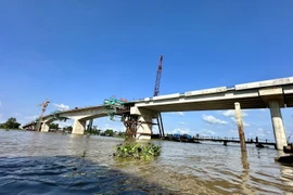 Cầu Châu Đốc vượt sông Hậu nối thị xã Tân Châu và thành phố Châu Đốc, tỉnh An Giang. (Ảnh: Thanh Sang/TTXVN)