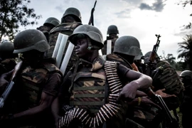 Binh sỹ CHDC Congo được triển khai tại khu vực ngoại ô Oicha. (Ảnh: AFP/TTXVN)