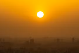 Nắng nóng cực đoan tại thành phố Ichikawa, quận Chiba, phía Đông Tokyo, Nhật Bản ngày 13/4/2023. (Ảnh: AFP/TTXVN)