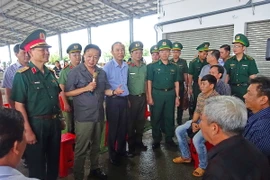 Phó Thủ tướng Trần Hồng Hà trao đổi với ngư dân thị trấn Sông Đốc, huyện Trần Văn Thời. (Ảnh: Huỳnh Anh/TTXVN)