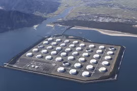 Bể chứa dầu tại kho dự trữ ở tỉnh Kagoshima, Tây Nam Nhật Bản. (Ảnh: Kyodo/TTXVN)