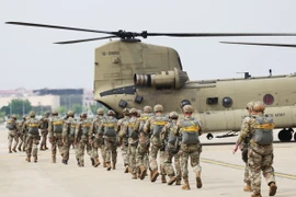 Binh sỹ thuộc Lực lượng đặc nhiệm Mỹ-Hàn tham gia cuộc tập trận nhảy dù của không quân tại Pyeongtaek, cách Seoul (Hàn Quốc) khoảng 60km, ngày 30/4/2024. (Ảnh: YONHAP/TTXVN)