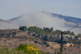 Khói bốc lên sau cuộc không kích của Israel xuống Litani, Liban ngày 21/9/2024. (Ảnh: THX/TTXVN)