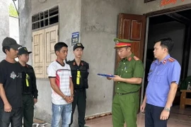 Cơ quan công an đọc lệnh bắt bị can Nguyễn Văn Trung. Ảnh: Viện kiểm sát nhân dân tỉnh Bình Thuận)