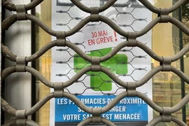 Một cửa hiệu thuốc ở Clichy thông báo đóng cửa vì đình công ngày 30/5. (Nguồn: RFI)