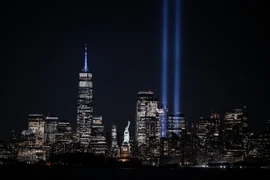 Hình ảnh chiếu sáng tưởng niệm 23 năm sự kiện 11/9 ở thành phố New York (Mỹ), ngày 11/9/2024. (Ảnh: AA/TTXVN)