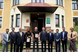 Đoàn công tác Đại sứ quán và lãnh đạo cộng đồng người Việt Nam tại CH Séc, tỉnh Liberec chụp ảnh lưu niệm với lãnh đạo thành phố Chrastava và ban quản lý cơ sở nơi các thiếu sinh quân Việt Nam từng sinh sống và học tập giai đoạn 1956-1960. (Ảnh: Ngọc Biên/TTXVN)