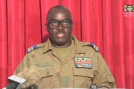 Người phát ngôn của chính quyền quân sự Niger, Đại tá Amadou Abdramane, đọc thông báo trên truyền hình quốc gia, ngày 9/8/2023. (Ảnh: AFP/TTXVN)