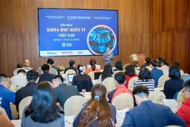 Các học nhà khoa học hiển vi trình bày nghiên cứu mới và thảo luận về khoa học hiển vi. (Ảnh: ICISE)