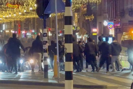 Người hâm mộ bóng đá Israel và thanh niên Hà Lan đụng độ gần ga trung tâm Amsterdam ngày 8/11. Hình cắt từ video trên mạng xã hội. (Nguồn: Reuters)