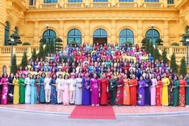 Phó Chủ tịch nước Võ Thị Ánh Xuân với các đại biểu nữ chuyên trách Hội Liên hiệp Phụ nữ tiêu biểu các cấp toàn quốc năm 2024. (Ảnh: Văn Điệp/TTXVN)