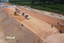 Một đoạn cao tốc Biên Hòa - Vũng Tàu qua tỉnh Đồng Nai đã cơ bản hoàn thành đắp nền đường. (Ảnh: Công Phong/TTXVN)