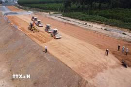 Một đoạn cao tốc Biên Hòa - Vũng Tàu qua tỉnh Đồng Nai đã cơ bản hoàn thành đắp nền đường. (Ảnh: Công Phong/TTXVN)