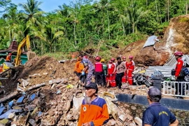 Hiện trường một vụ lở đất sau mưa lớn tại làng Bruno, huyện Purworejo, tỉnh Trung Java, Indonesia, ngày 20/11/2024. (Ảnh: THX/TTXVN)