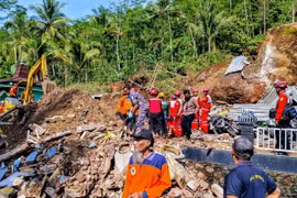 Hiện trường một vụ lở đất sau mưa lớn tại làng Bruno, huyện Purworejo, tỉnh Trung Java, Indonesia, ngày 20/11/2024. (Ảnh: THX/TTXVN)