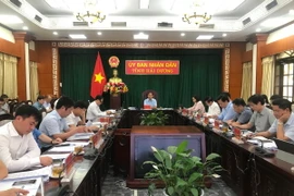 Phó Chủ tịch Thường trực UBND tỉnh Lưu Văn Bản yêu cầu việc tiêu thụ tro, xỉ thải của Nhà máy Nhiệt điện BOT Hải Dương phải bảo đảm các điều kiện về môi trường, giao thông. (Ảnh: TTXVN phát)