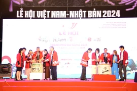 Lãnh đạo thành phố Đà Nẵng, Đại sứ đặc mệnh toàn quyền Nhật Bản tại Việt Nam cùng các đại biểu đã thực hiện nghi thức đập rượu hữu nghị khai mạc lễ hội. (Ảnh: Trần Lê Lâm/TTXVN)