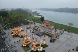 Linh vật rồng tạo điểm nhấn trong không gian Hội xuân bên bờ sông Hương. (Ảnh: Tường Vi/TTXVN)