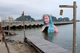 Tượng "Nữ thần San hô" tại Di sản thiên nhiên thế giới vịnh Hạ Long. (Ảnh: Văn Đức/TTXVN)