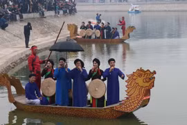 Biểu diễn Dân ca Quan họ trên thuyền của các liền anh, liền chị tại Hội Lim, huyện Tiên Du, tỉnh Bắc Ninh. (Ảnh: Thanh Thương/TTXVN)