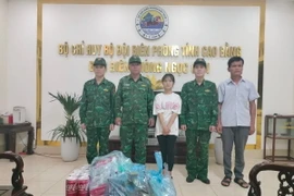 Cháu Hoàng Ngọc Hân cùng phụ huynh cảm ơn hành động đẹp của cán bộ, chiến sỹ Đồn Biên phòng Ngọc Côn. (Ảnh: TTXVN phát)
