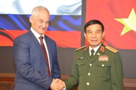 Bộ trưởng Bộ Quốc phòng Phan Văn Giang và Bộ trưởng Bộ Quốc phòng LB Nga Andrey Removich Belousov. (Ảnh: Quang Vinh/TTXVN)