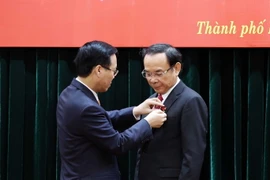 Chủ tịch nước Võ Văn Thưởng trao tặng Huy hiệu 45 năm tuổi Đảng cho đồng chí Nguyễn Văn Nên, Bí thư Thành ủy Thành phố Hồ Chí Minh. (Ảnh: Thống Nhất/TTXVN)