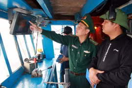 Kiểm tra thiết bị định vị tàu cá tại Nam Định. (Ảnh: Nguyễn Lành/TTXVN)