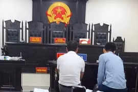 Hai bị cáo Thắng và Tuấn tại phiên tòa. (Ảnh: Báo Công lý)