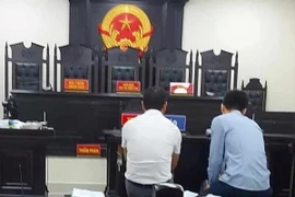 Hai bị cáo Thắng và Tuấn tại phiên tòa. (Ảnh: Báo Công lý)