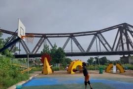 Khu vui chơi tại tổ 1, phường Phúc Tân được cải tạo từ bãi cỏ hoang và trồng rau ven bờ vở sông Hồng. (Ảnh: Đinh Thuận/TTXVN)