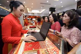 Một điểm kinh doanh vàng tại Hà Nội. (Ảnh: TTXVN)