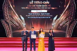 Nhóm tác giả đoạt giải Nhất tại Lễ trao Giải báo chí toàn quốc về nông nghiệp, nông dân, nông thôn Việt Nam năm 2023. (Ảnh: Hoàng Hiếu/ TTXVN)
