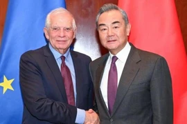 Đại diện cấp cao của EU về chính sách an ninh và đối ngoại Josep Borrell và Ngoại trưởng Trung Quốc Vương Nghị. (Ảnh: China Daily)
