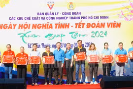 Bà Vũ Thế Vân trao quà Tết cho công nhân lao động tại Ngày hội. (Ảnh: Trang tin Điện tử Thành phố Hồ Chí Minh)