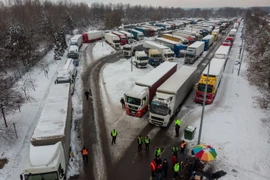 Các xe tải chở hàng từ Ukraine bị chặn tại cửa khẩu biên giới Korczowa với Ba Lan, ngày 5/12/2023. (Ảnh: AFP/TTXVN)