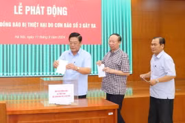 Lãnh đạo Ủy ban Kiểm tra Trung ương ủng hộ đồng bào bị thiệt hại do cơn bão số 3. (Ảnh: Phương Hoa/TTXVN)