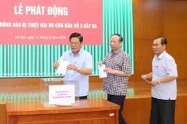 Lãnh đạo Ủy ban Kiểm tra Trung ương ủng hộ đồng bào bị thiệt hại do cơn bão số 3. (Ảnh: Phương Hoa/TTXVN)